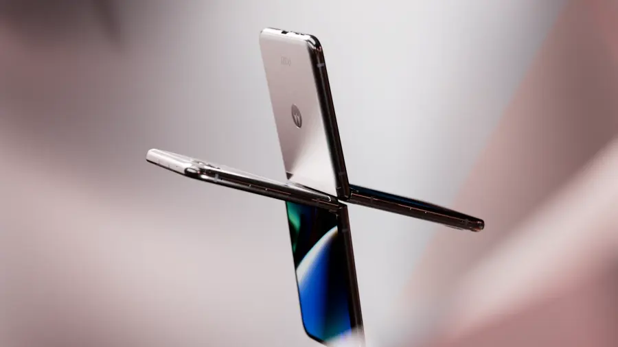 Motorola Razr+ by Rudy Taege
