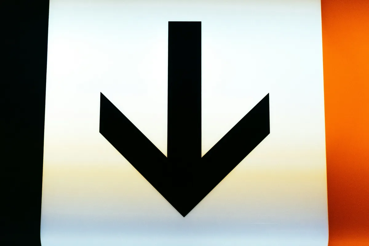 A close crop of a single directional arrow on a sign